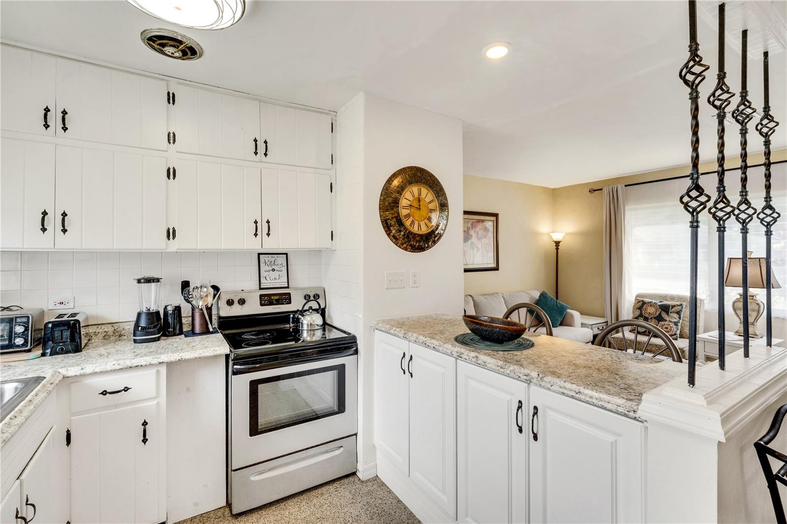 2830 SIESTA DR — photo 9