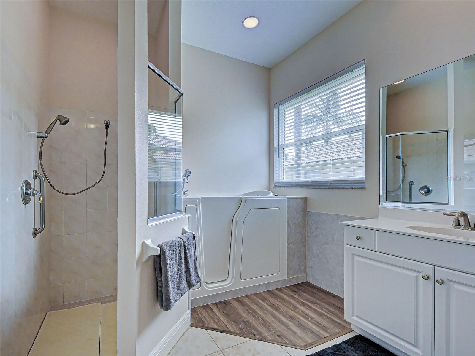 5017 BELLA TERRA DR — photo 32