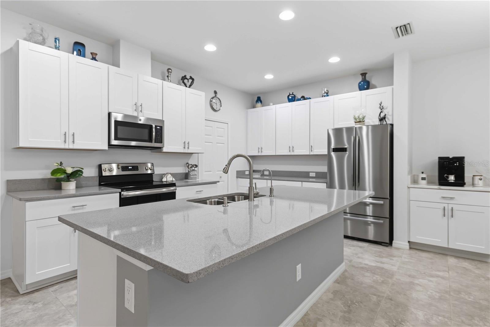 8512 CACHE DR — photo 24
