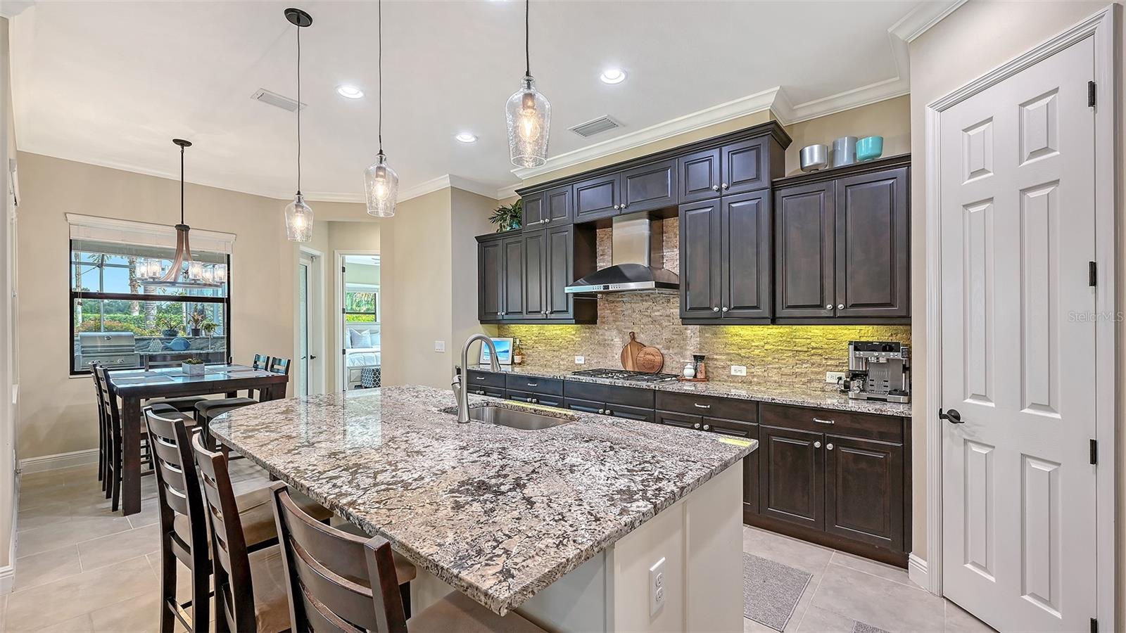 8215 LARKSPUR CIR — photo 8
