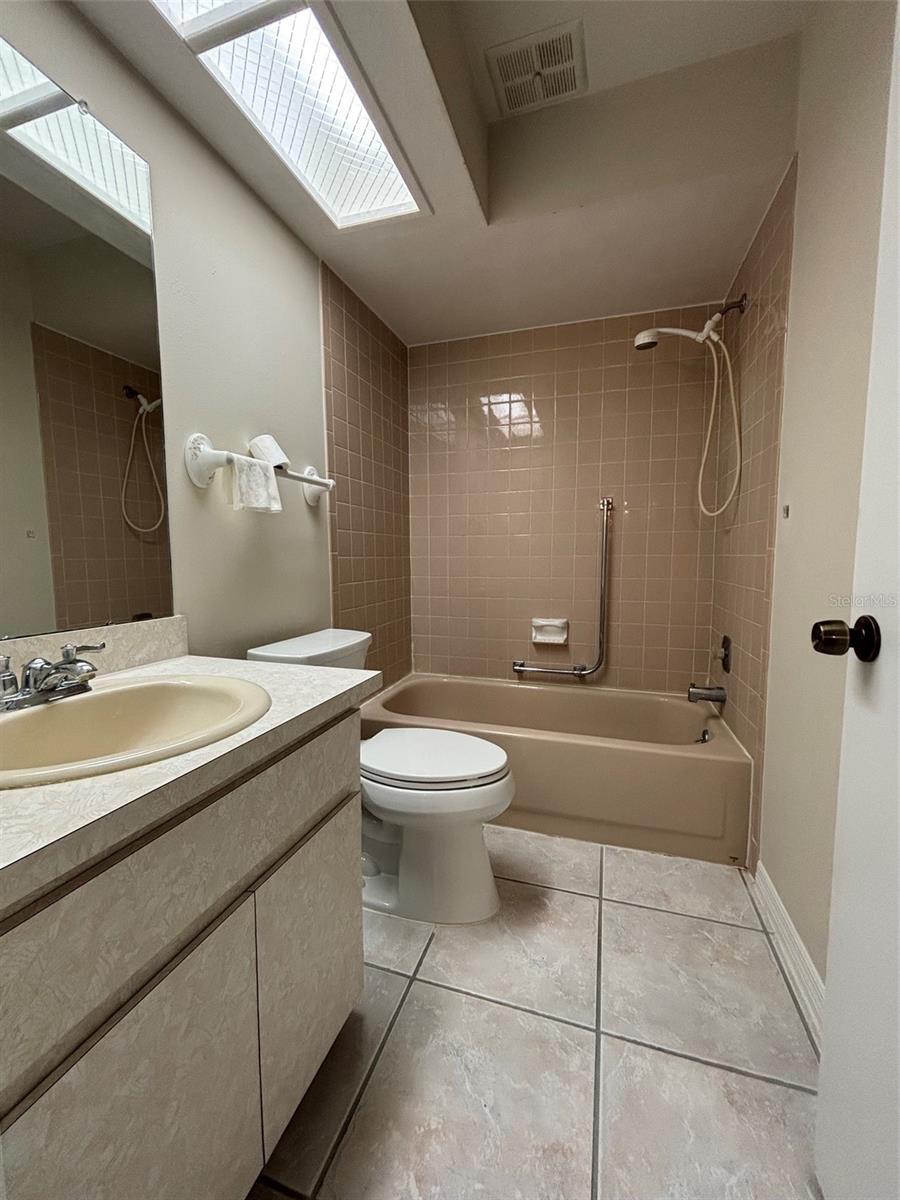 1059 DUNROBIN DR #B — photo 15