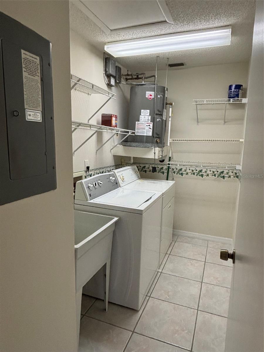 1059 DUNROBIN DR #B — photo 14