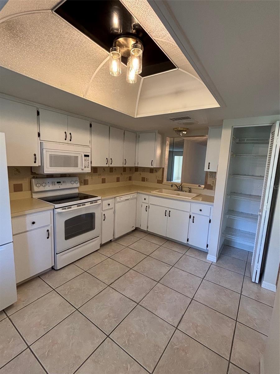 1059 DUNROBIN DR #B — photo 8