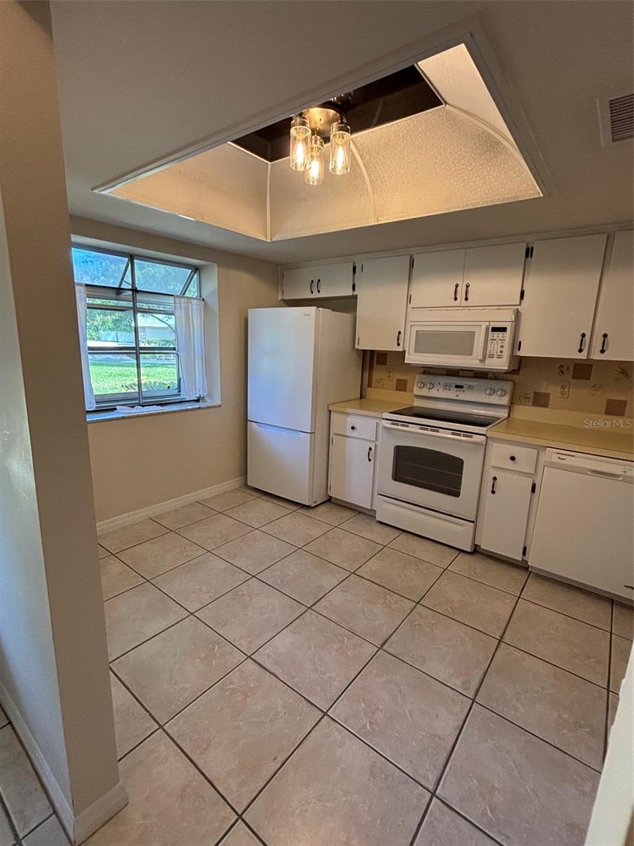 1059 DUNROBIN DR #B — photo 7