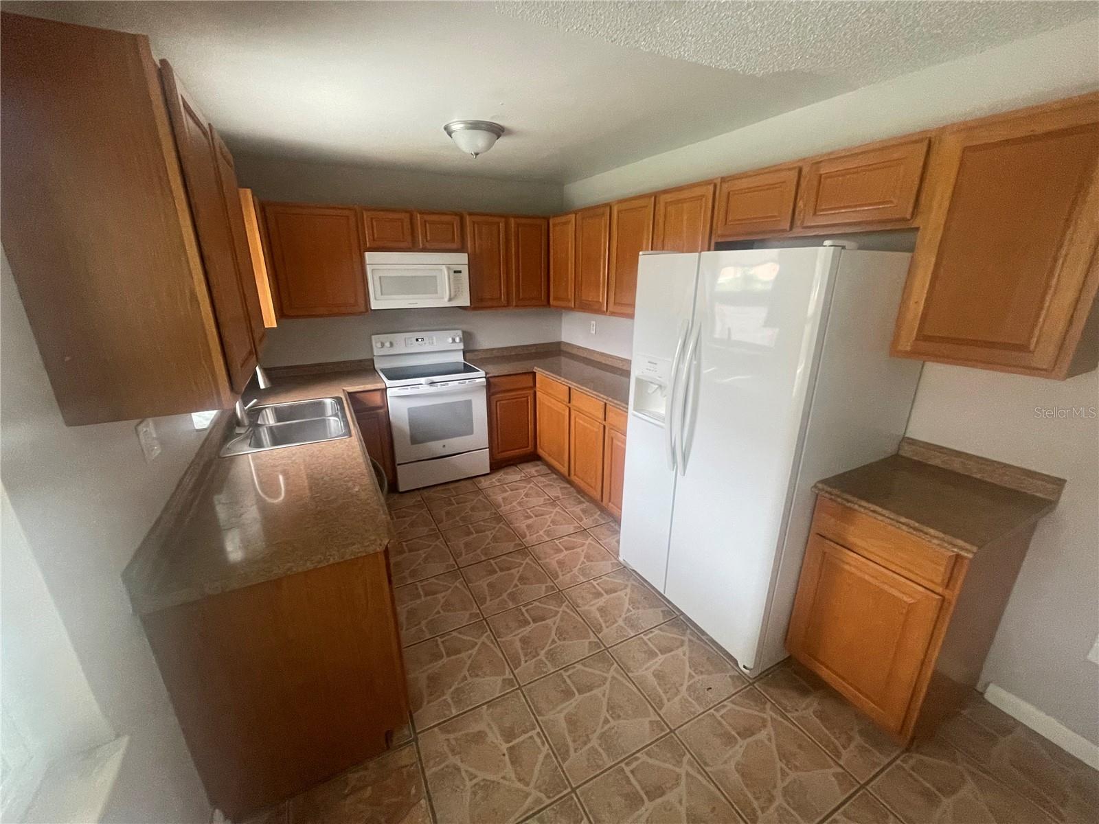 906 ESSEX RD — photo 3