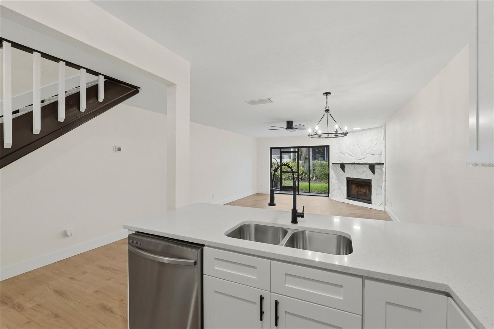 205 SOMERSET LN — photo 8