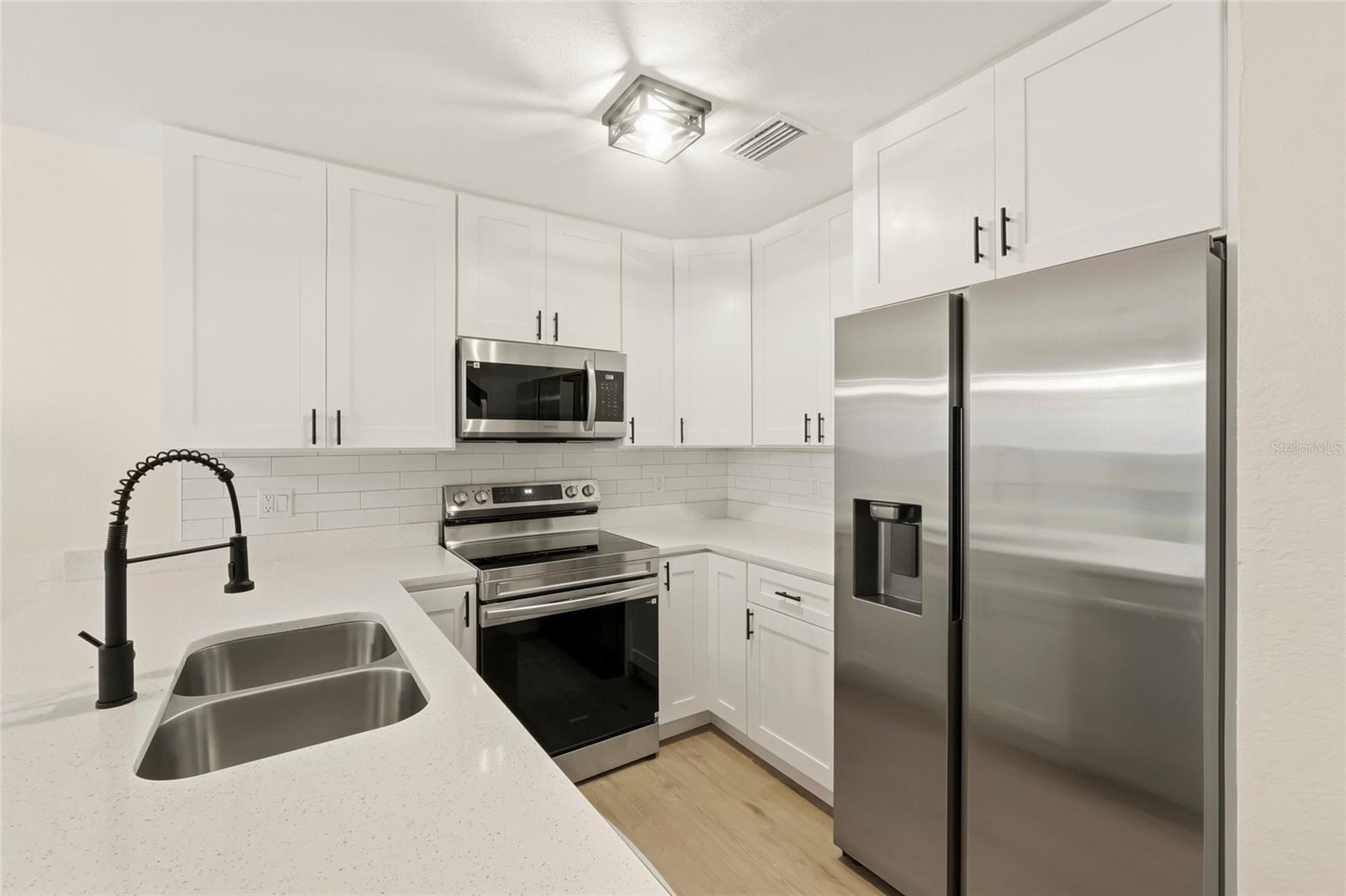 205 SOMERSET LN — photo 3