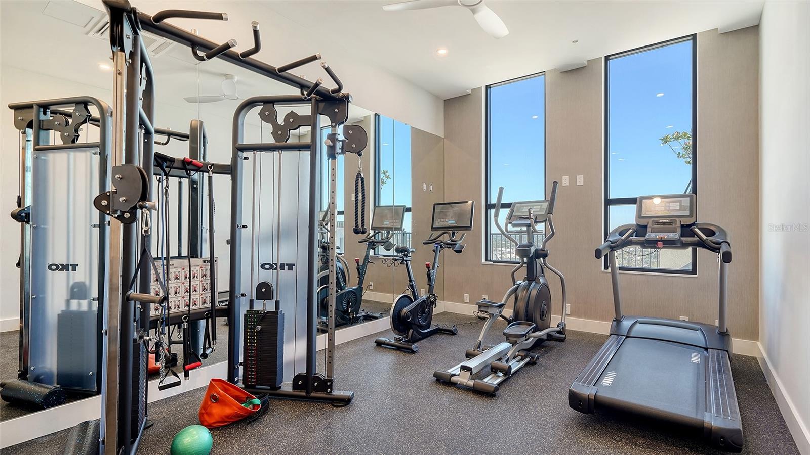 33 S PALM AVE #901 — photo 42