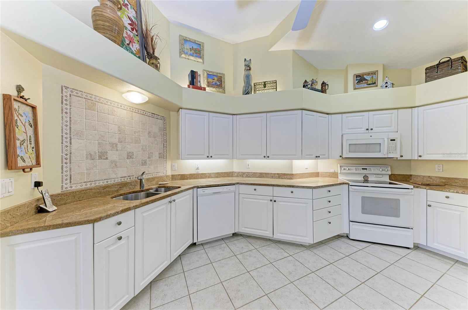 3883 ALAMANDA DR — photo 8