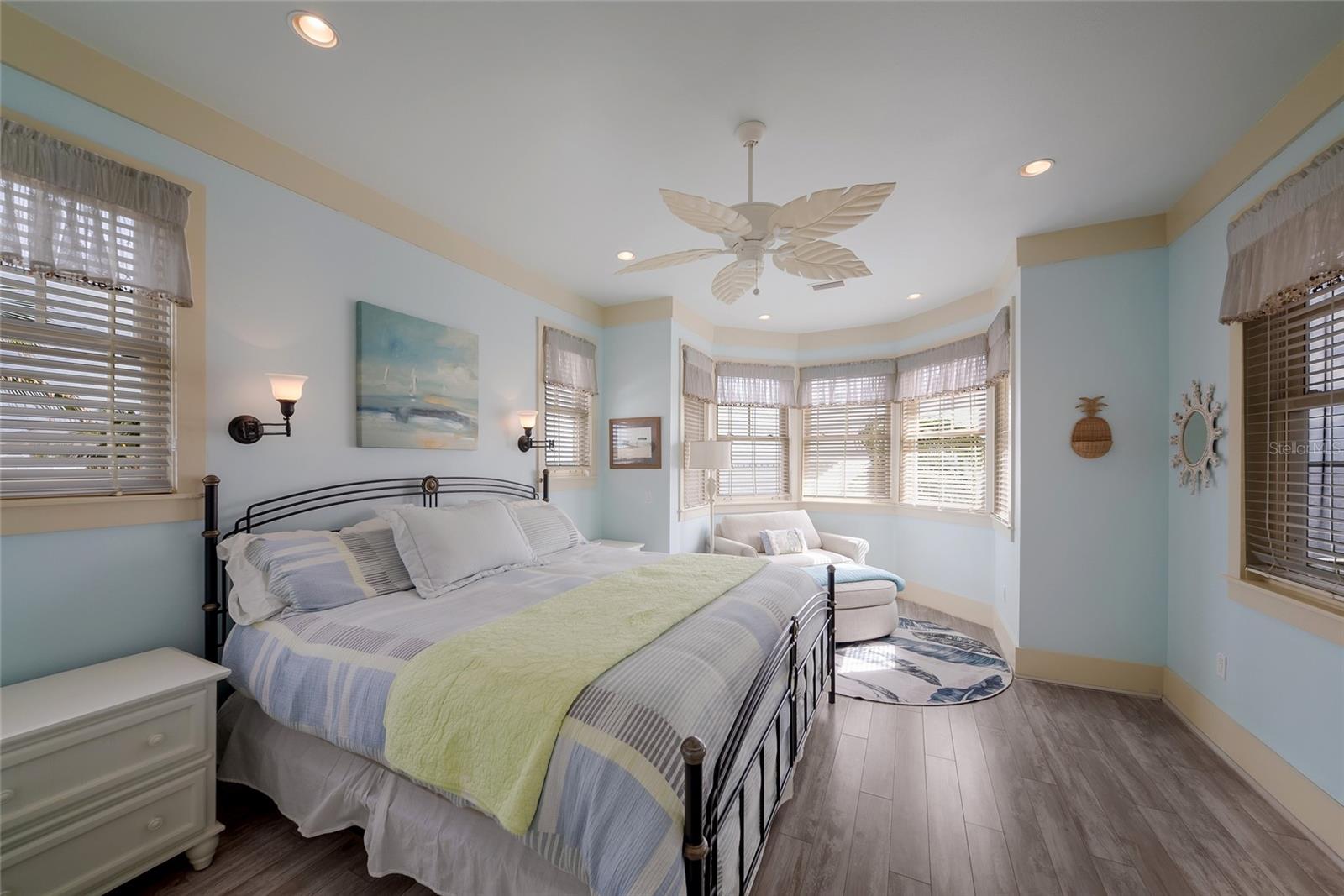 522 BAYVIEW DR — photo 48