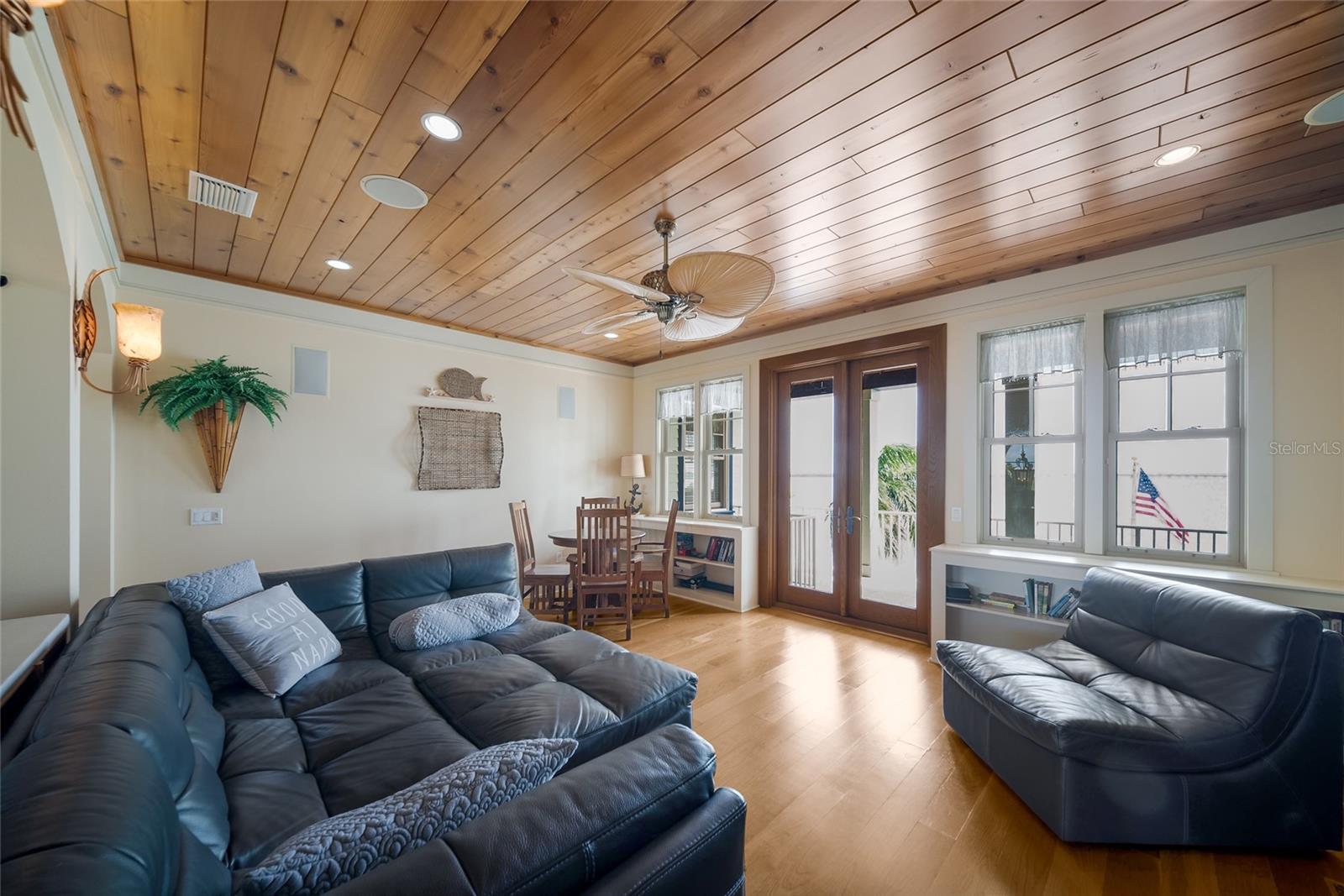 522 BAYVIEW DR — photo 44