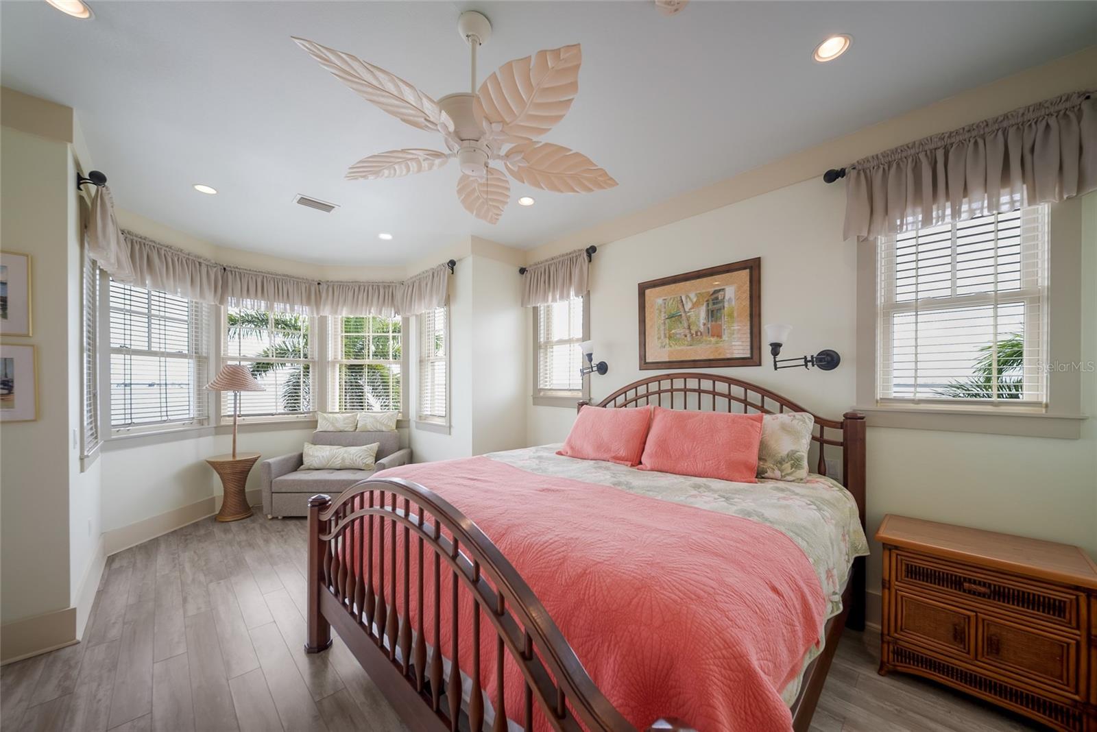 522 BAYVIEW DR — photo 35
