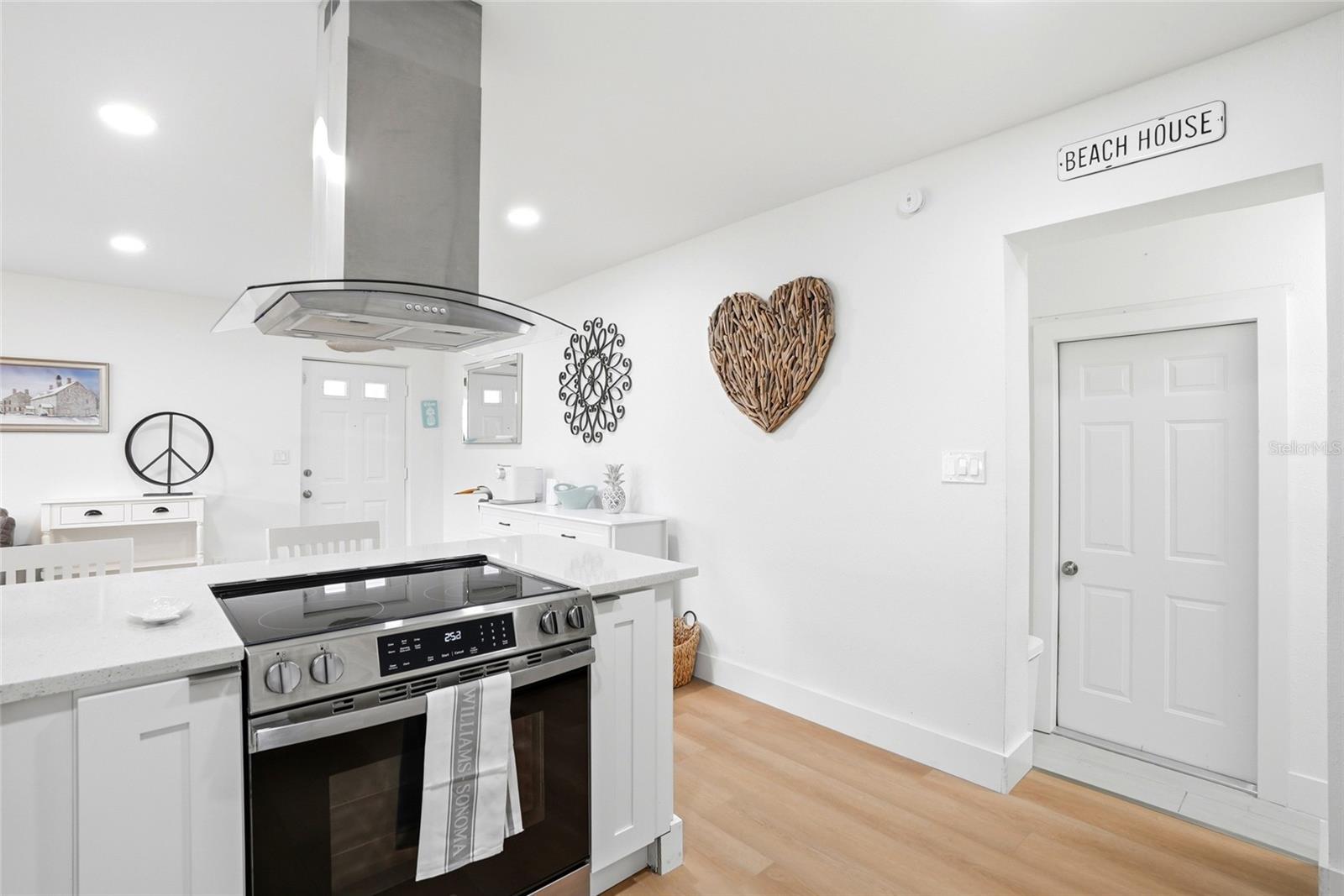 4027 HUNTINGTON ST NE — photo 12