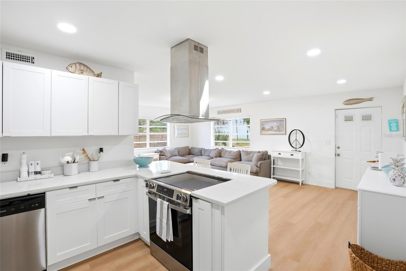 4027 HUNTINGTON ST NE — photo 11