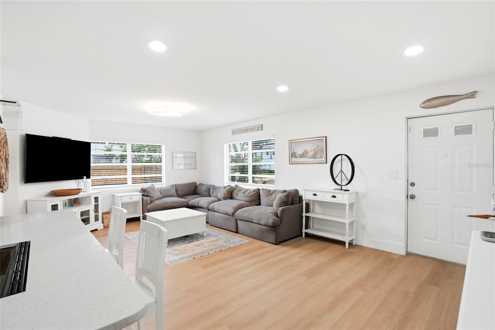 4027 HUNTINGTON ST NE — photo 4
