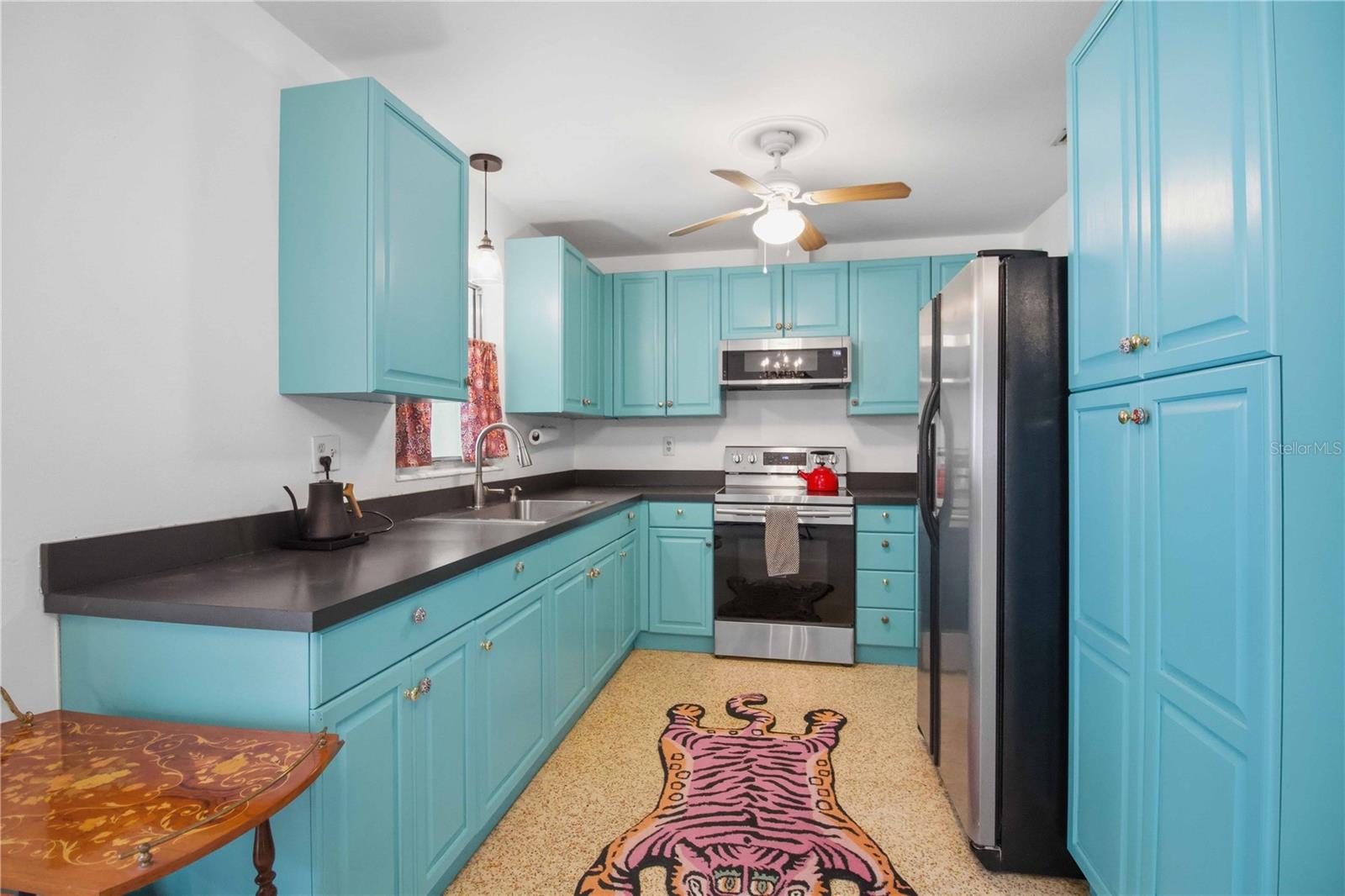 330 CROSBY CT — photo 8