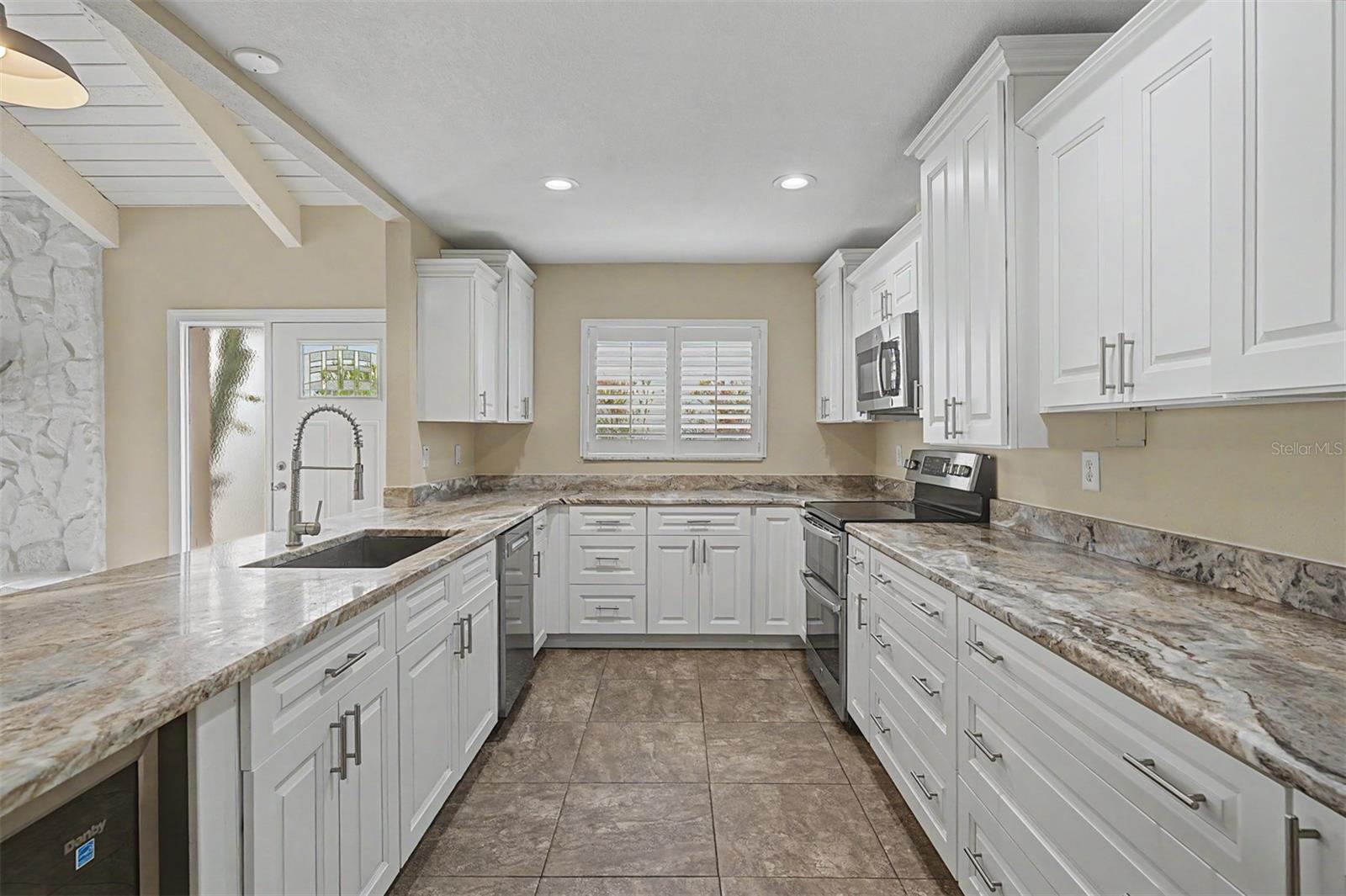 360 S WOODLANDS DR — photo 11
