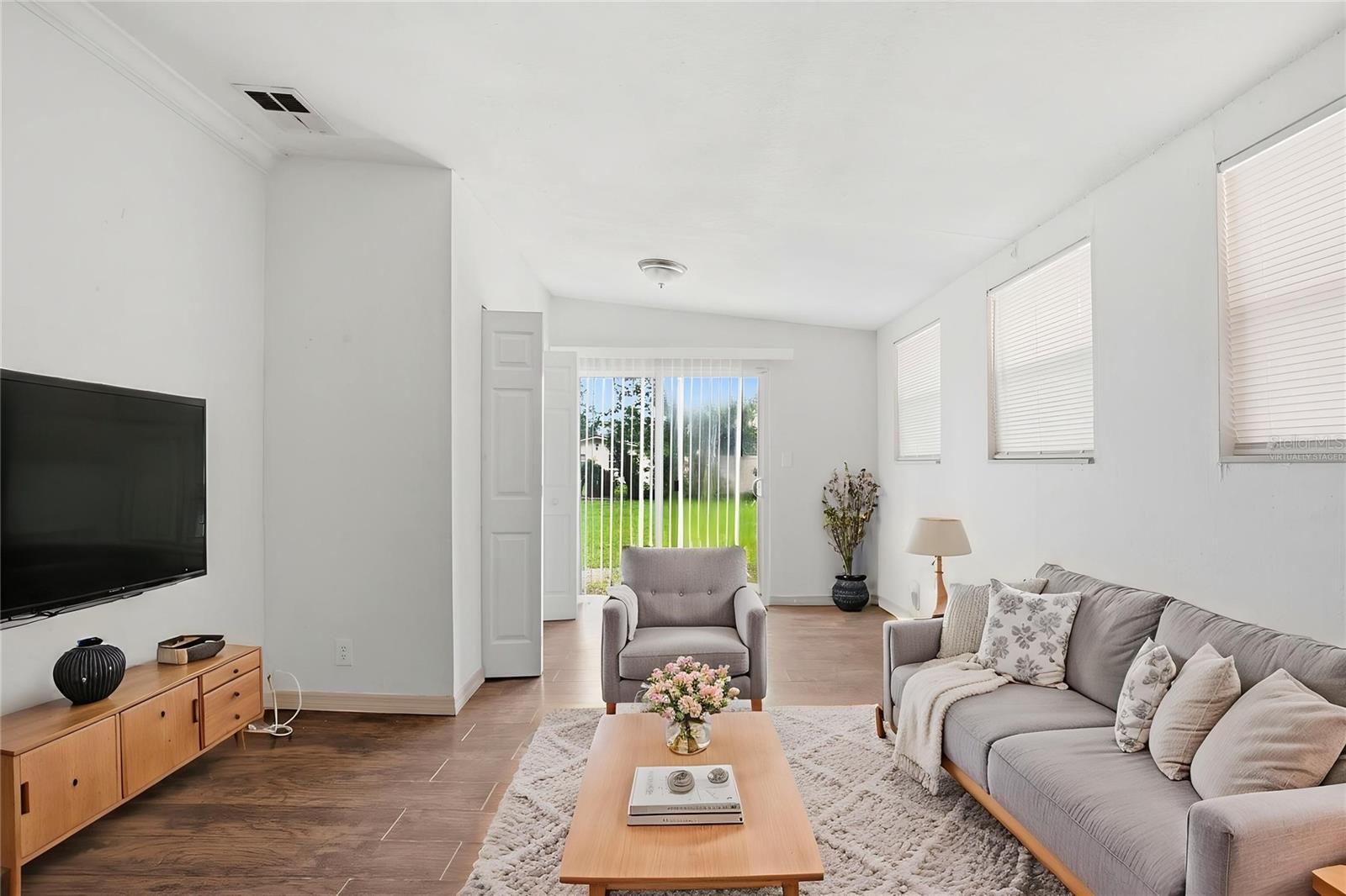 1510 E NAVAJO AVE — photo 2