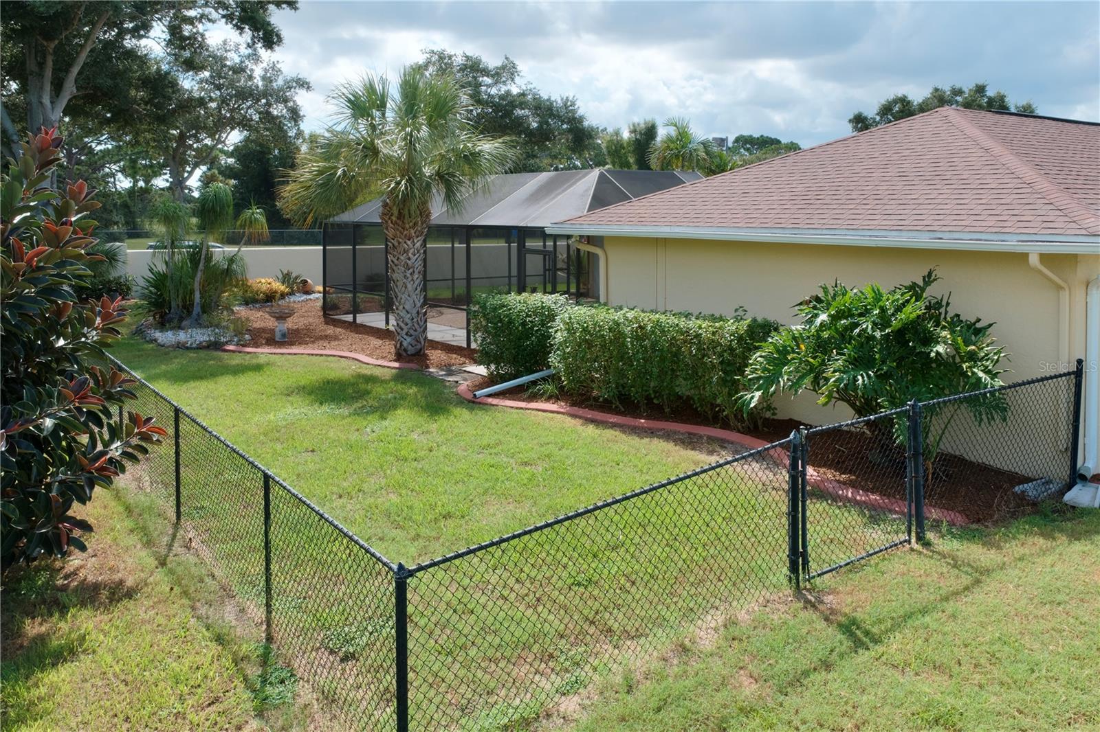 1011 PINE FOREST CT — photo 2