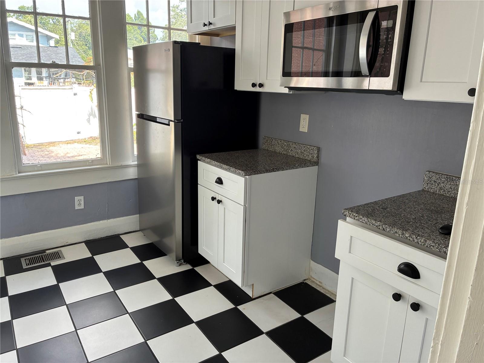 611 S WILLOW AVE — photo 13