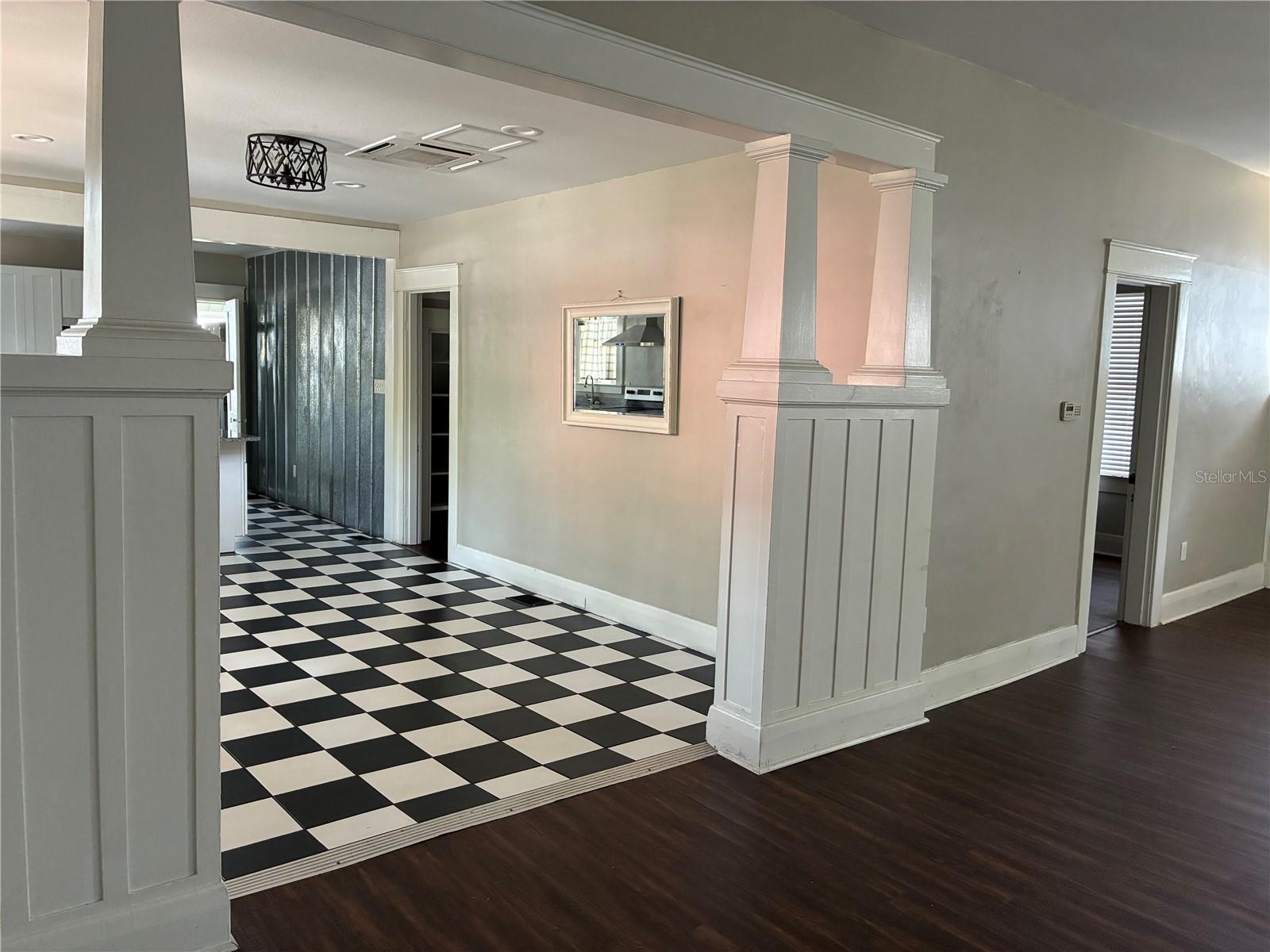 611 S WILLOW AVE — photo 8