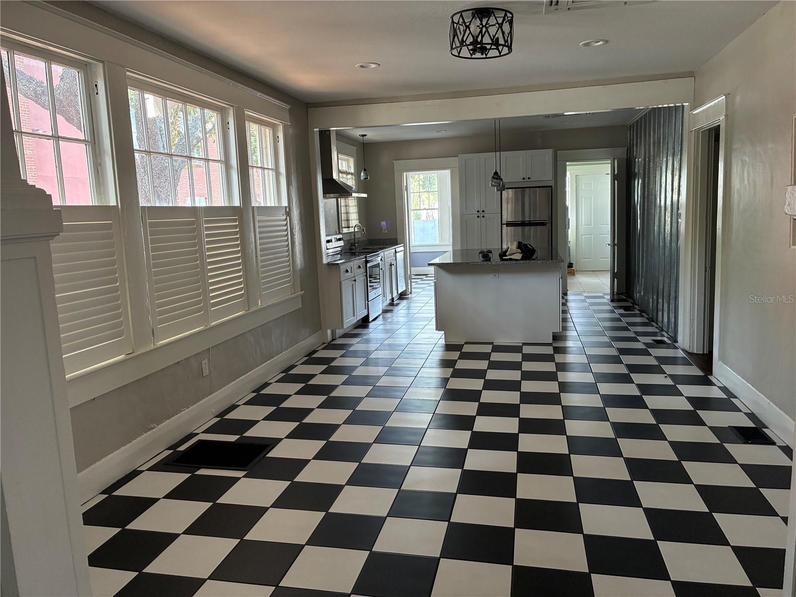 611 S WILLOW AVE — photo 6