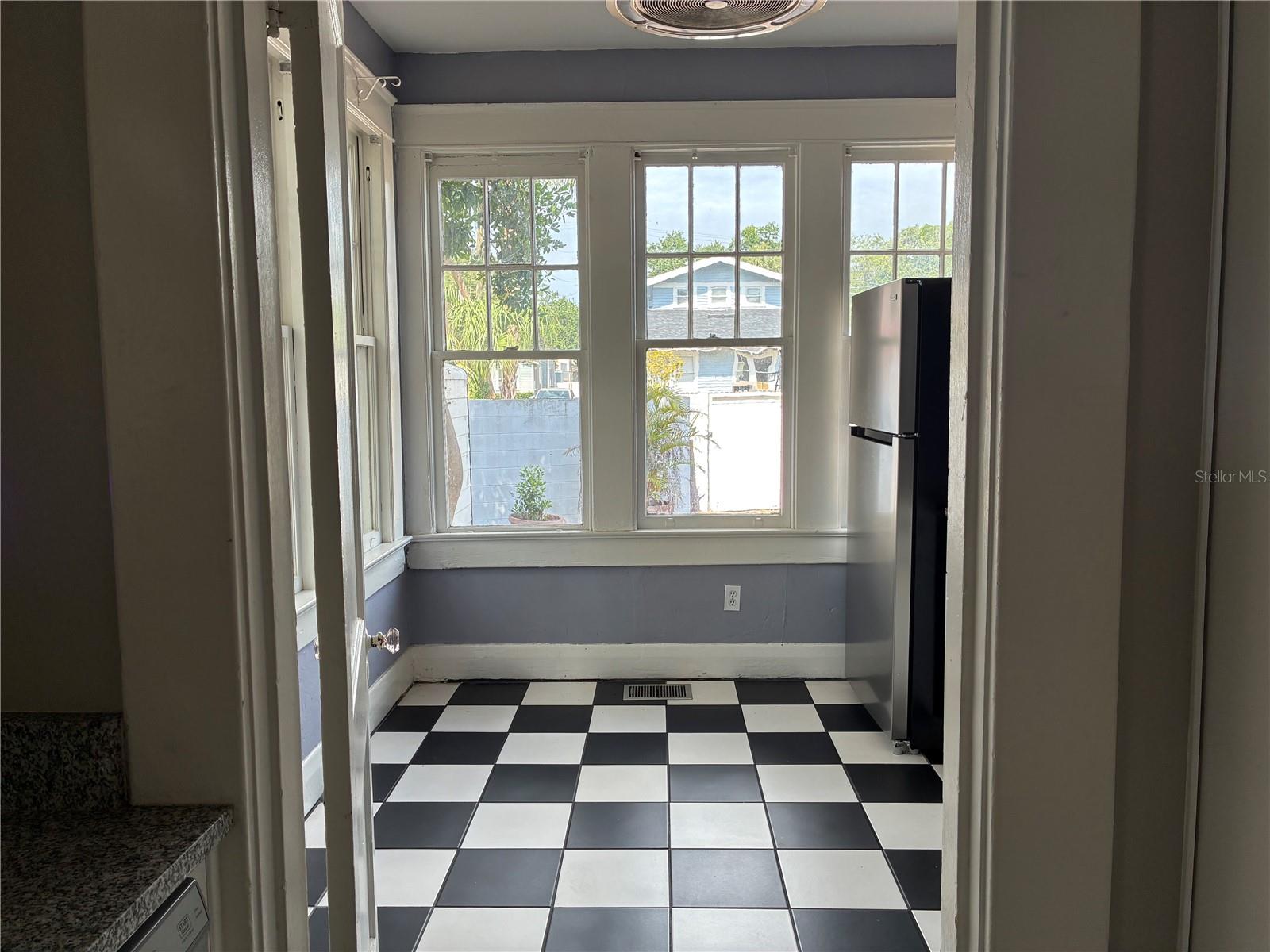 611 S WILLOW AVE — photo 12