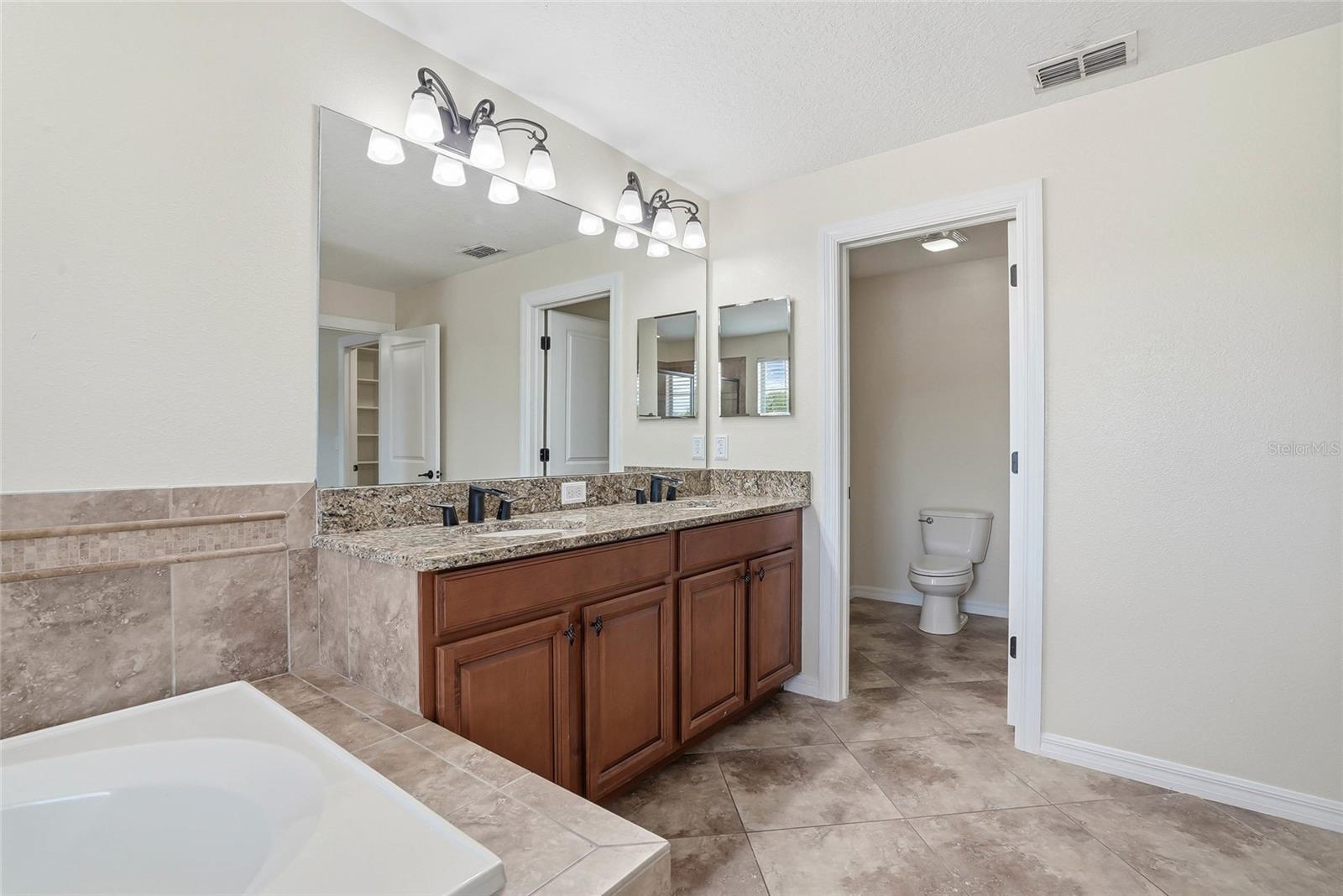 3987 ROUND TABLE CT — photo 34