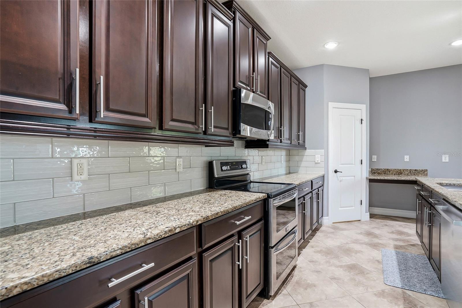3987 ROUND TABLE CT — photo 10