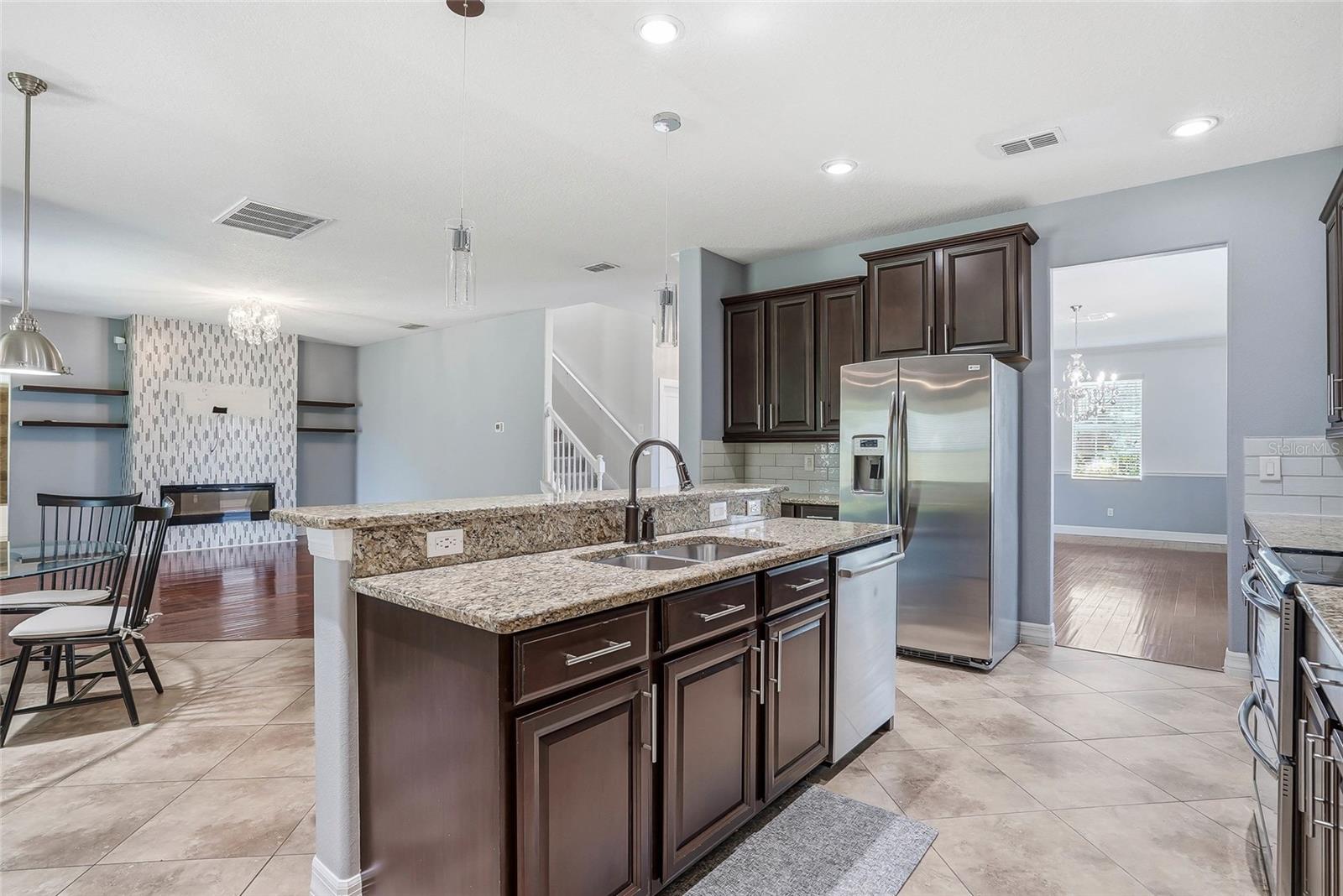 3987 ROUND TABLE CT — photo 11