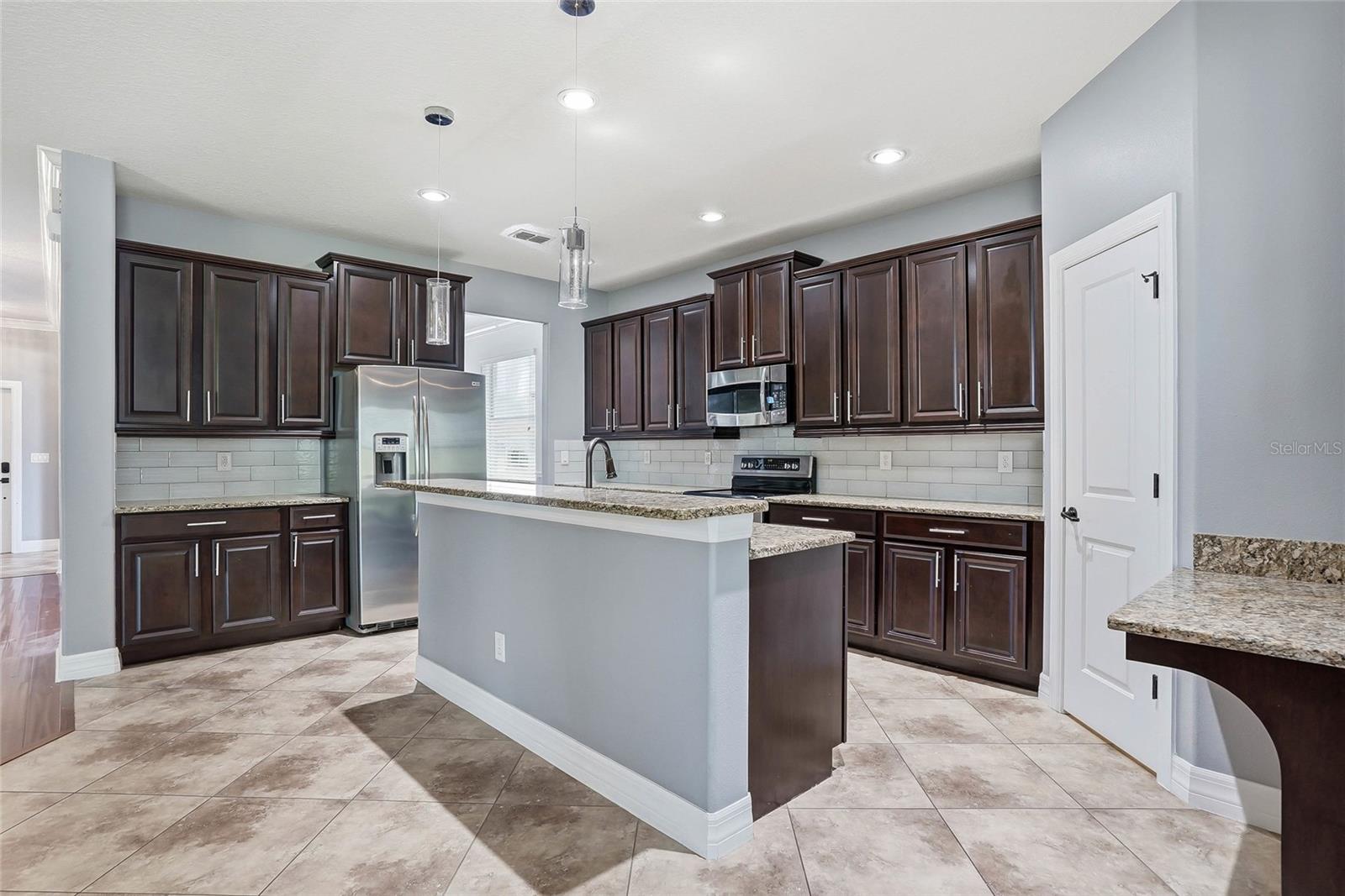 3987 ROUND TABLE CT — photo 9