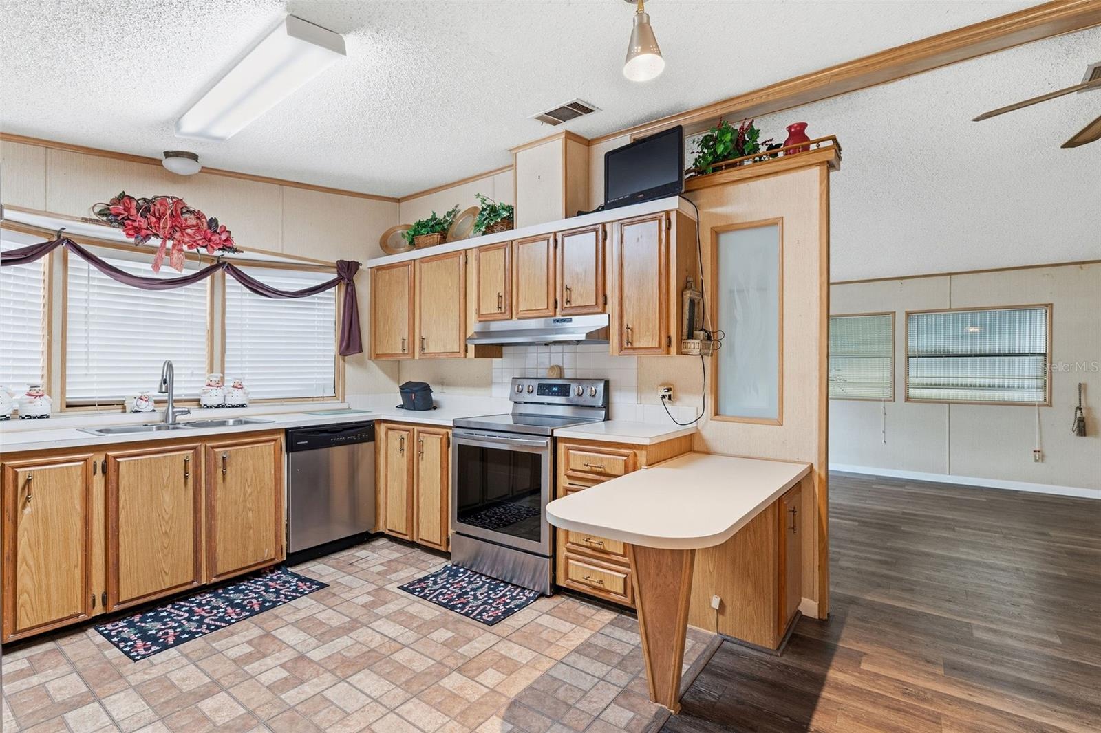 410 DOLPHIN DR S — photo 4