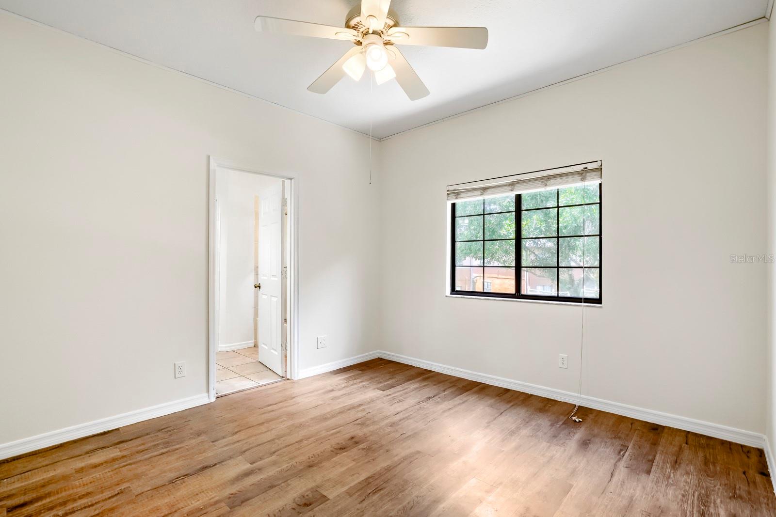 1048 TULLAMORE DR — photo 18