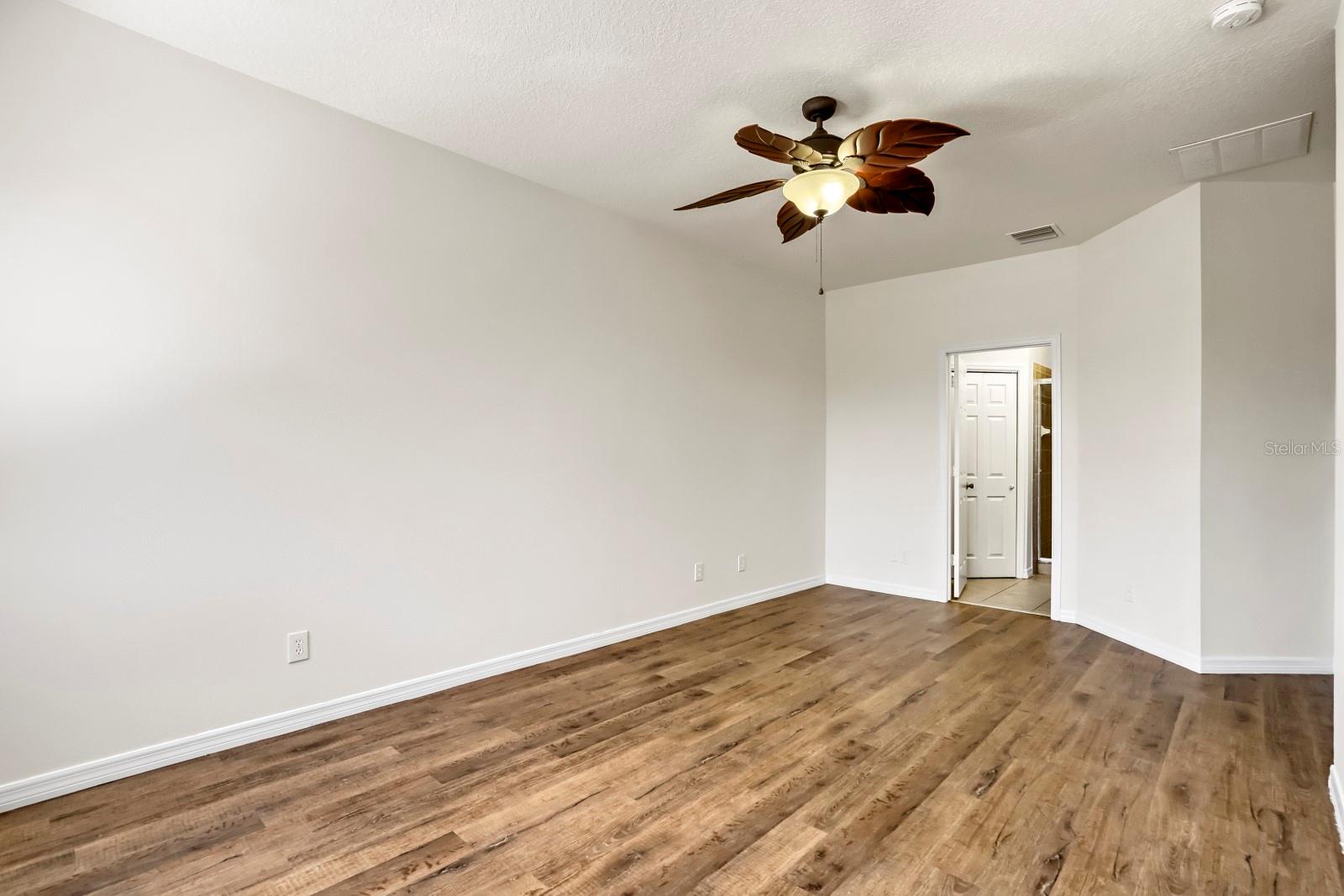 1048 TULLAMORE DR — photo 17