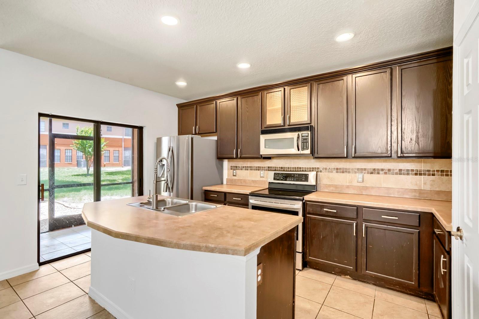 1048 TULLAMORE DR — photo 12