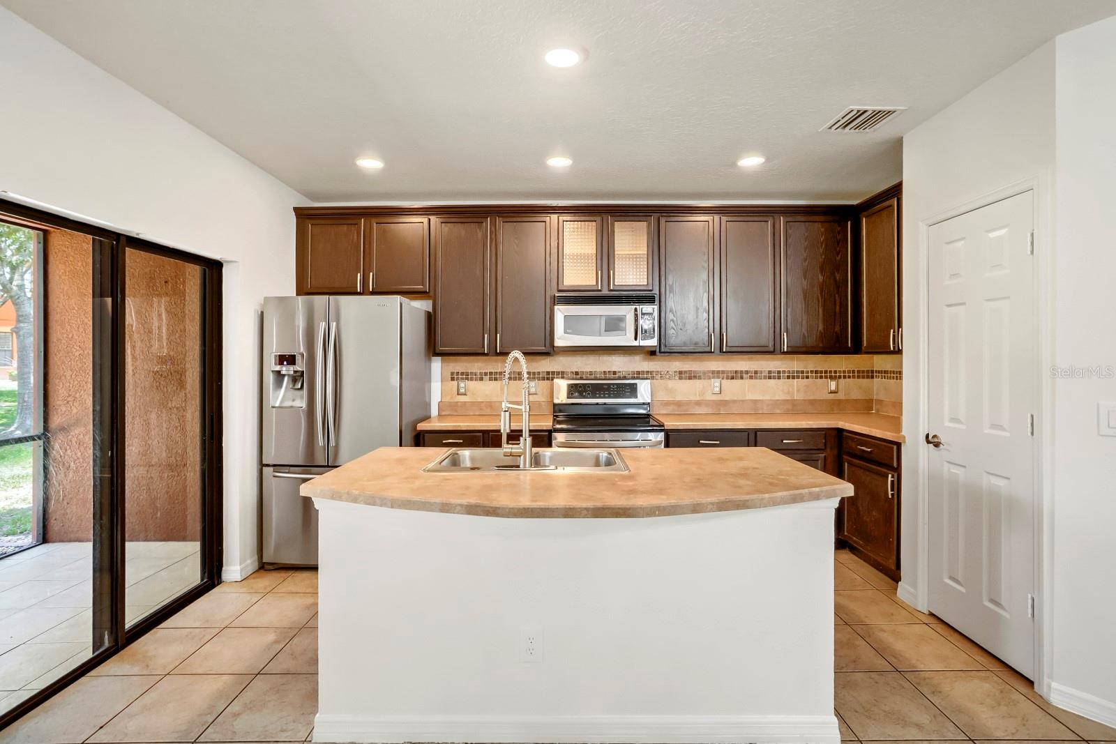 1048 TULLAMORE DR — photo 11