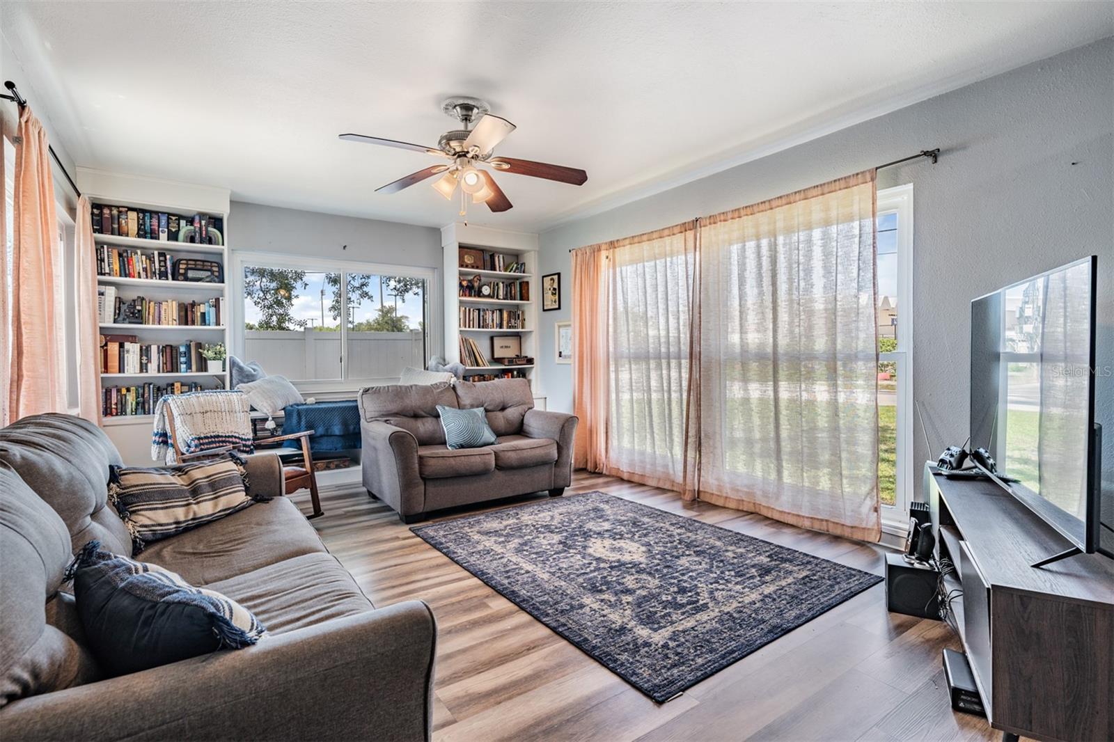4601 N EMERALD AVE — photo 4