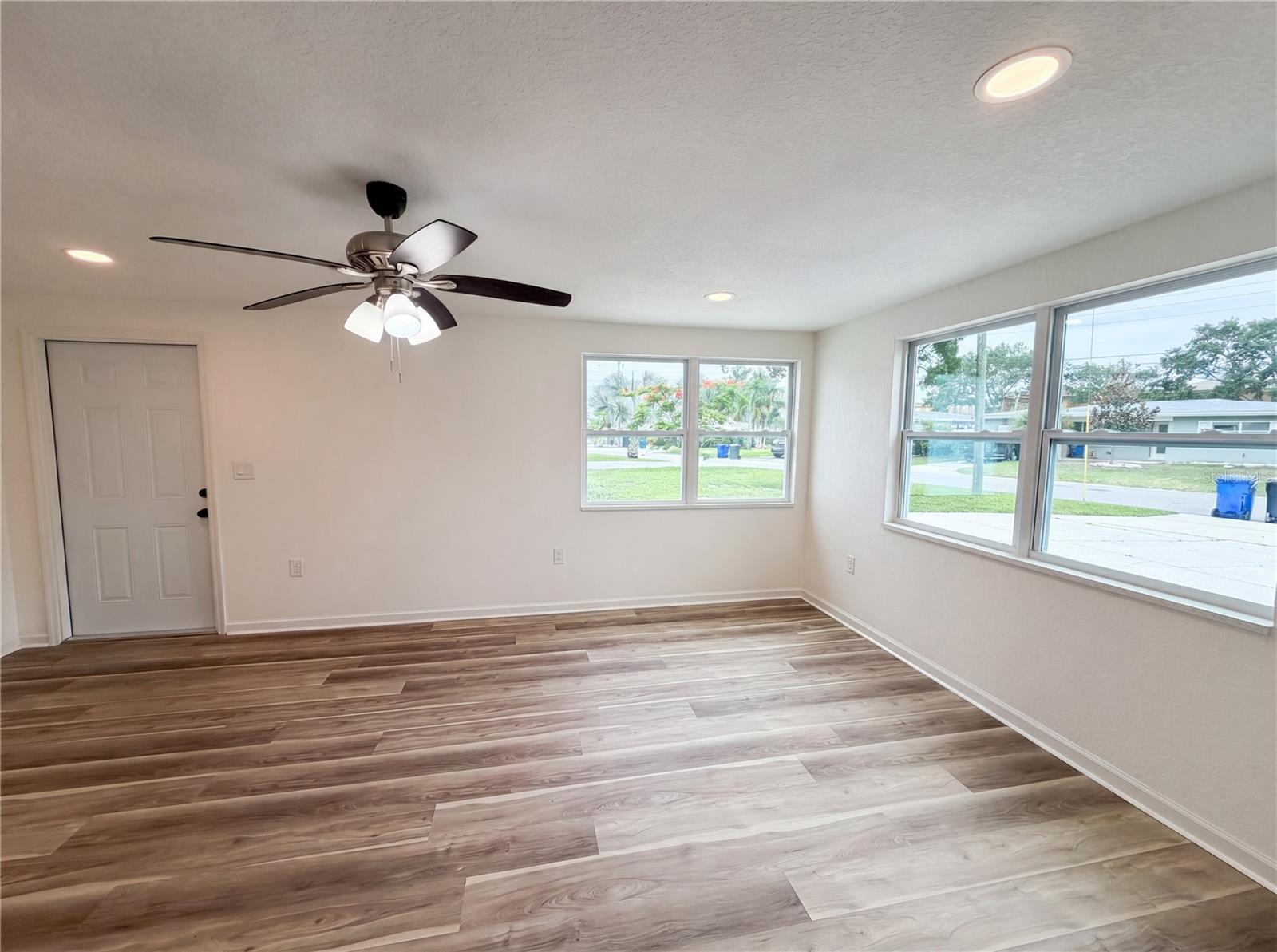567 BAYWOOD DR N — photo 3