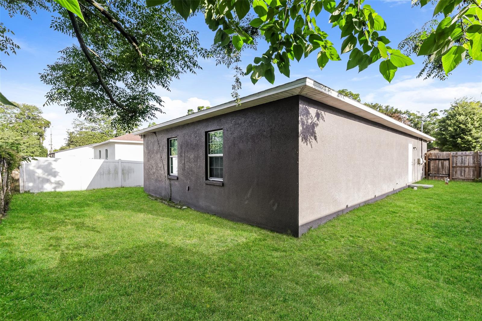 1505 E CARACAS ST — photo 19