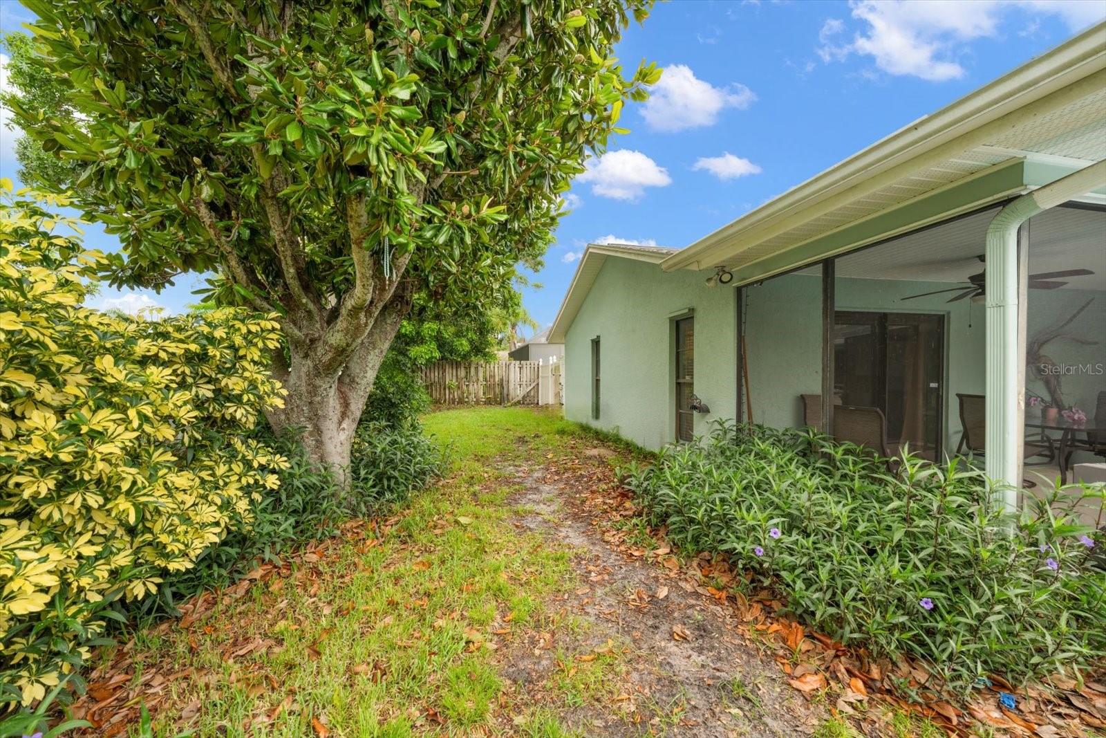 521 MERAVAN DR — photo 28