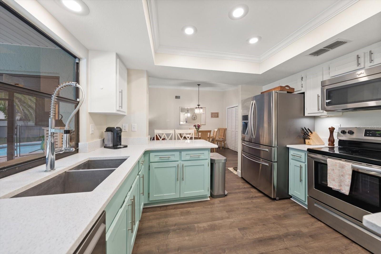 521 MERAVAN DR — photo 17
