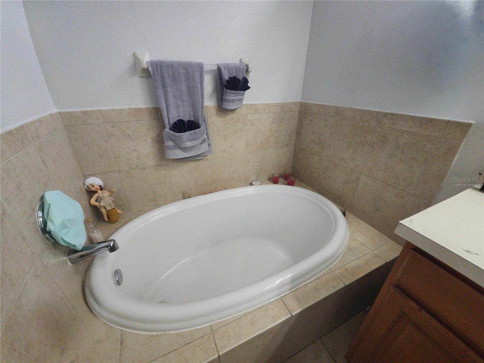 8604 TIDAL BREEZE DR — photo 35