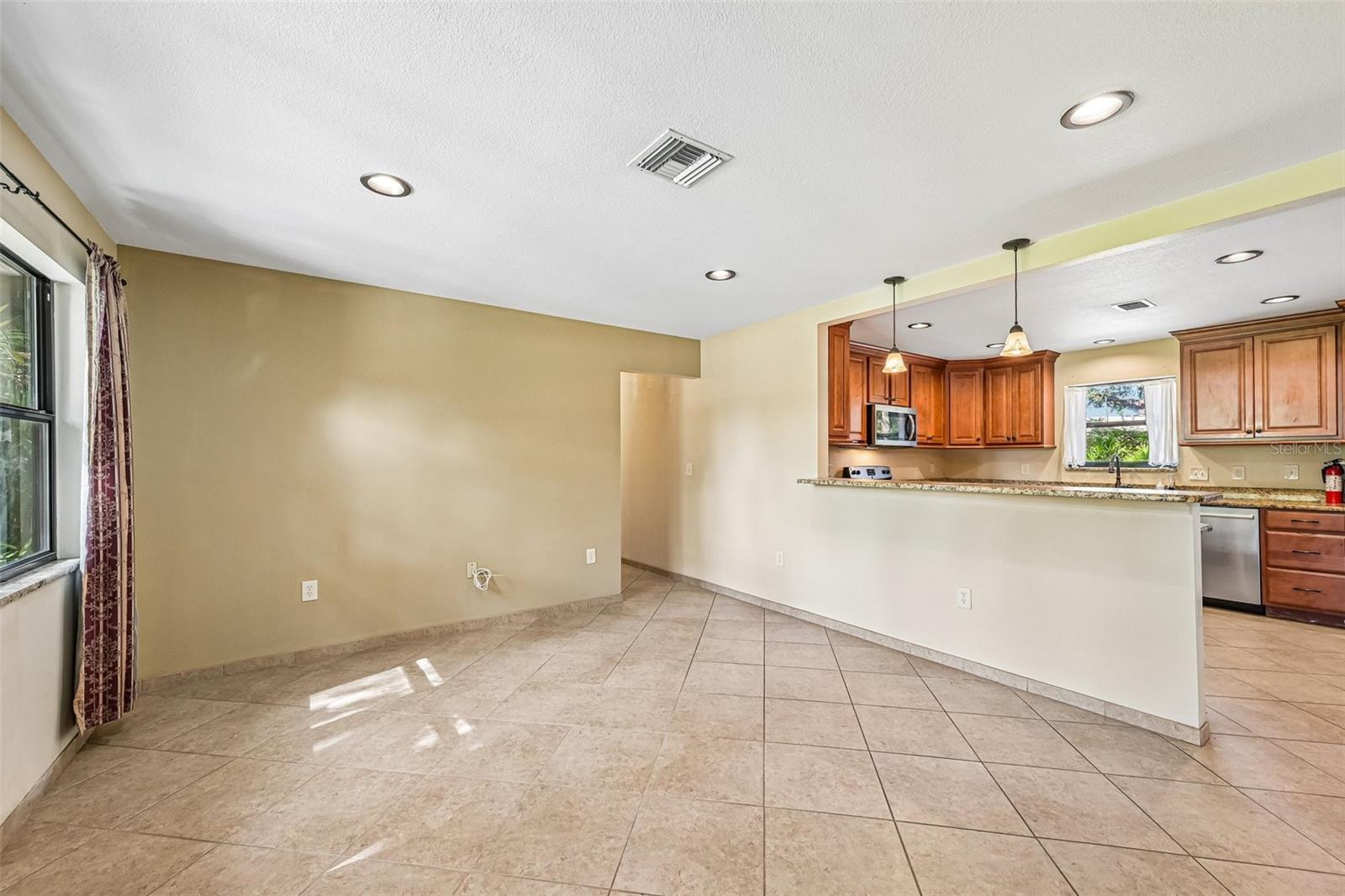 3304 SWAAN LN — photo 8