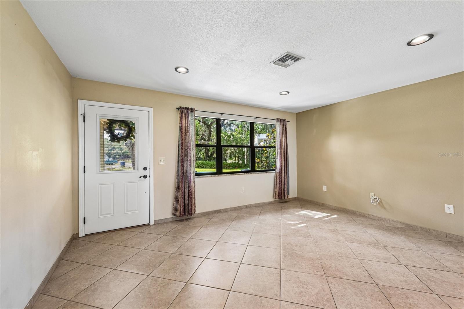 3304 SWAAN LN — photo 7