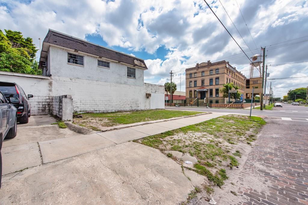 1406 N HOWARD AVE — photo 23