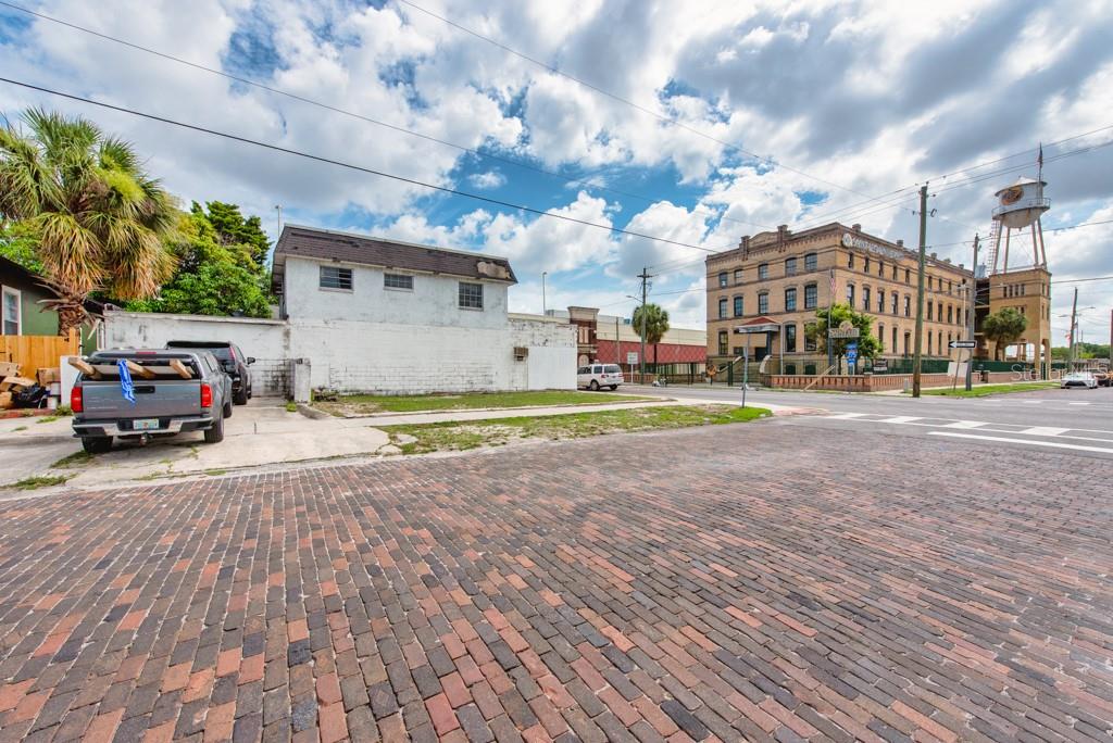 1406 N HOWARD AVE — photo 22