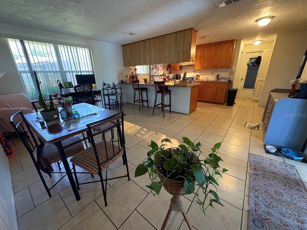 8220 FOX HOLLOW DR — photo 2