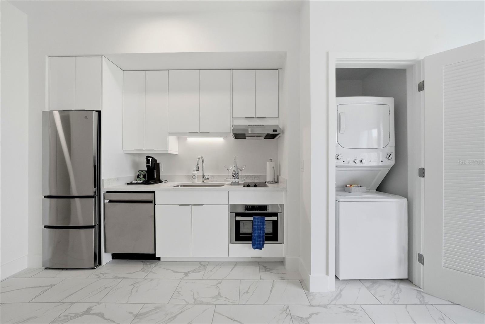 411 E SHORE DR #403 — photo 2