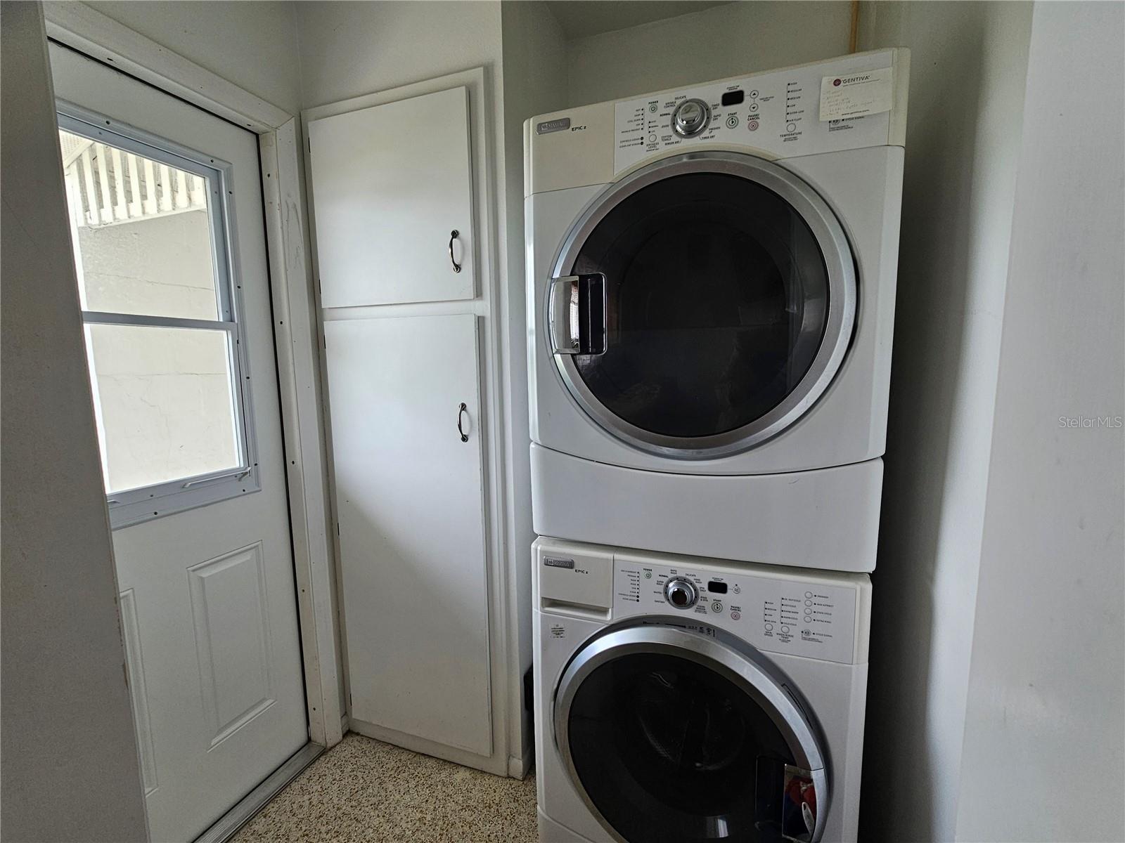 1703 AMHURST CIR — photo 34