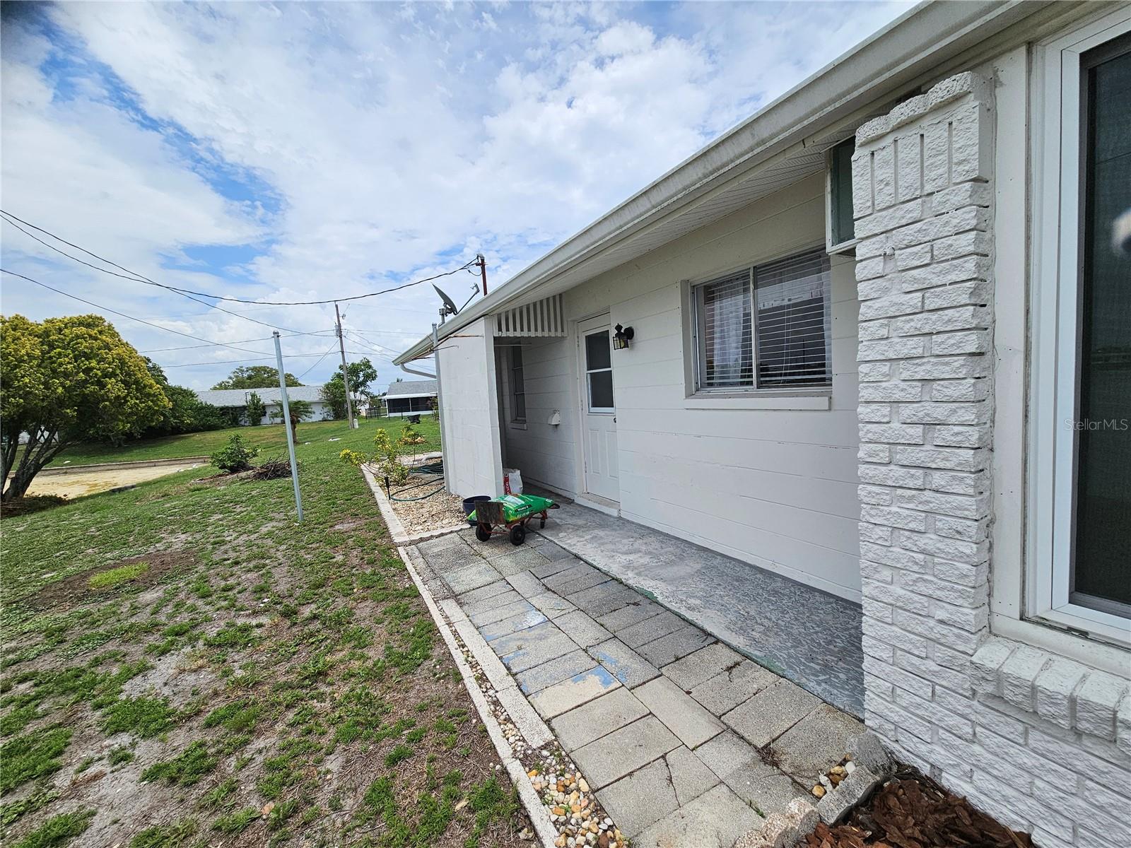1703 AMHURST CIR — photo 8